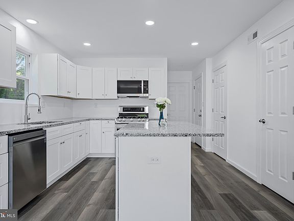 5th image of 270 West Ave