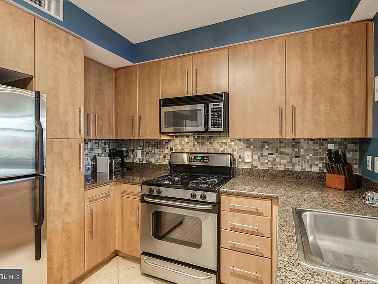 1021 N Garfield St #611 — Photo 6