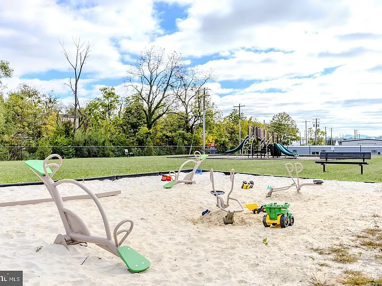 110 Charing Cross Dr — Photo 31