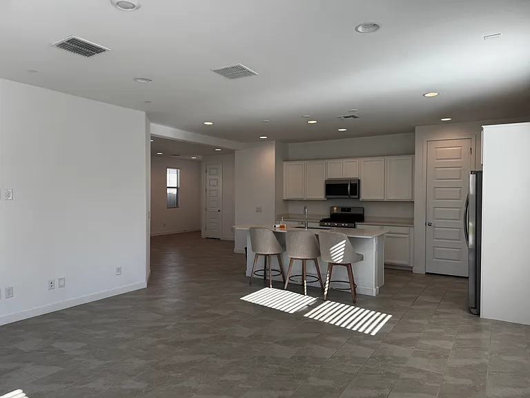 9434 W Turney Ave — Photo 8