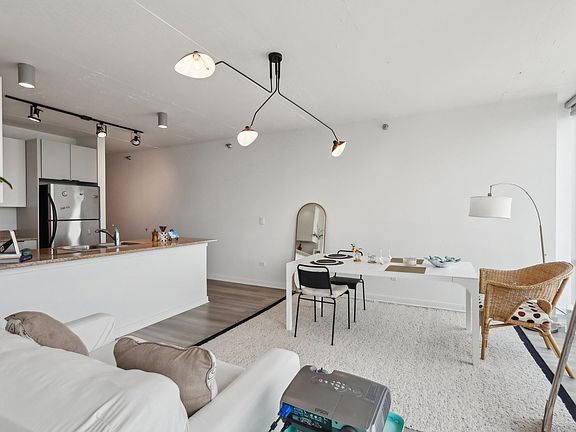 5th image of 611 S Wells St APT 2801