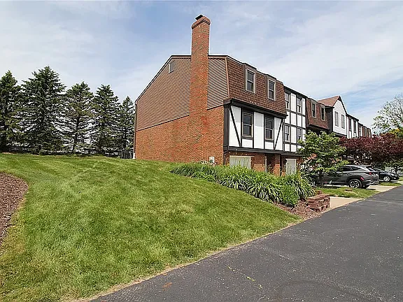 211 Greenwood Dr N — Photo 1