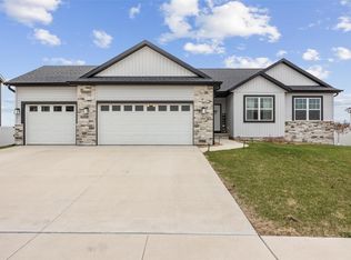 1909 Wycliffe Ct SW, Cedar Rapids, IA 52404