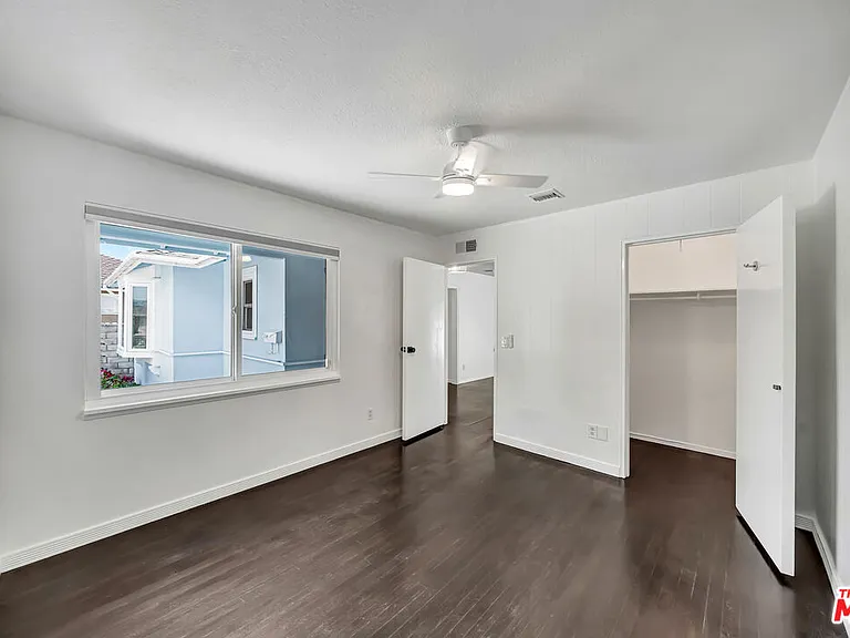 23008 Hamlin St — Photo 13