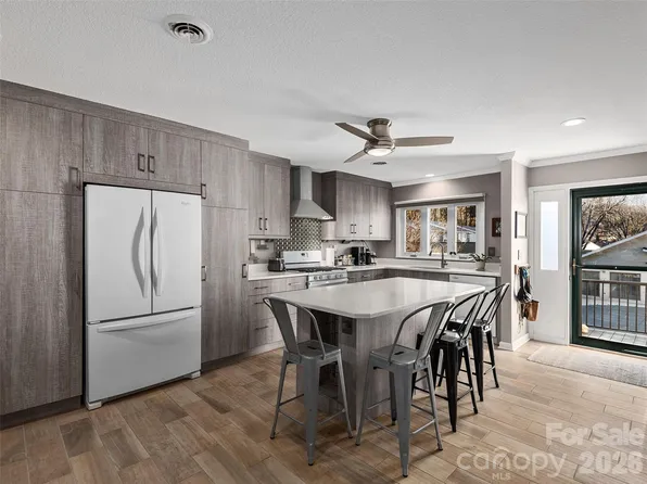 321 Britton Creek Dr, Hendersonville, NC 28791