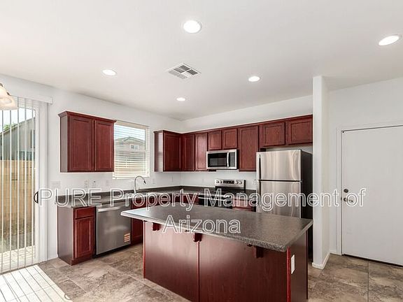 3rd image of 4044 E Oakland St