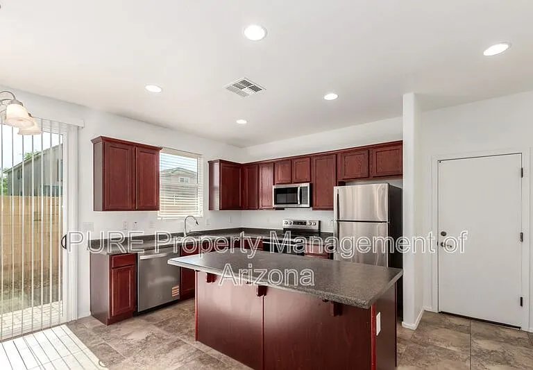 4044 E Oakland St — Photo 2