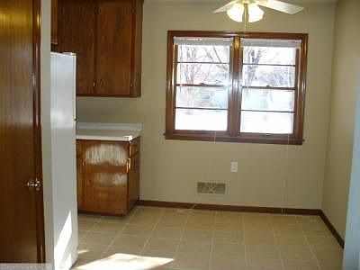 5th image of 2476 Meadow Dr