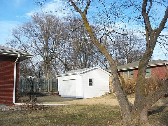 3rd image of 6000 Holdrege St