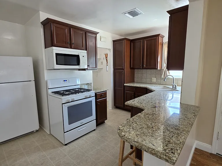 1232 N Screenland Dr — Photo 3