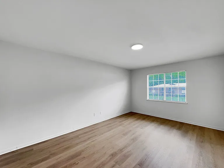 Chateau Orleans Apartments — Photo 10