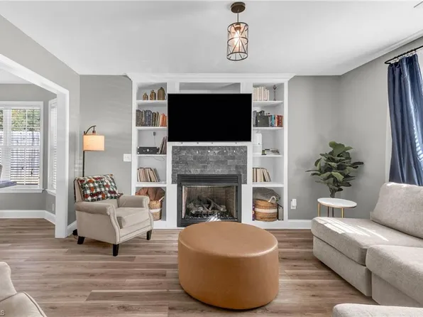 160 Brooks Edge Dr, Winston Salem, NC 27107