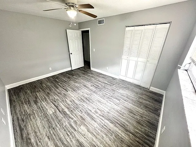 Devon Manor Apartments — Photo 24
