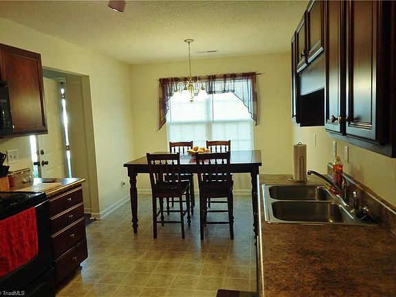 5th image of 2027 Chapel Park Ln