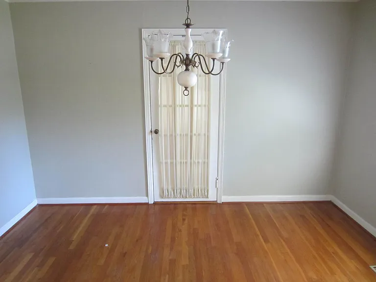 706 Pineview Dr — Photo 3