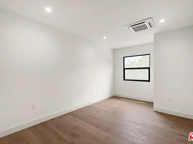 3792 1/2 Van Ness Ave — Photo 9