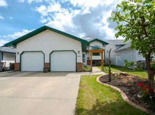 6905 W 93rd St, Grande Prairie, AB T8V 6T4