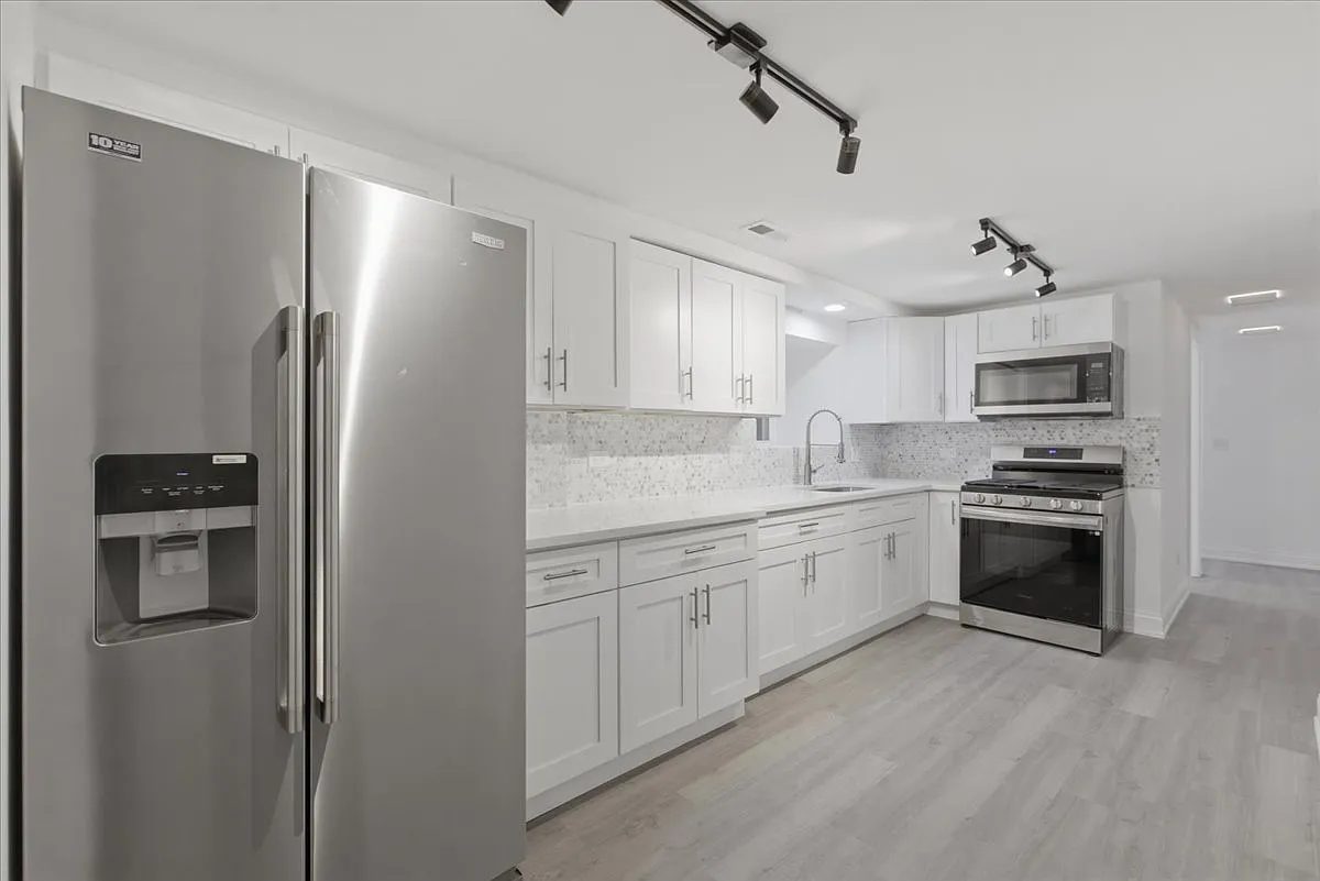 Building Photo - 4521 S Hermitage Ave #G