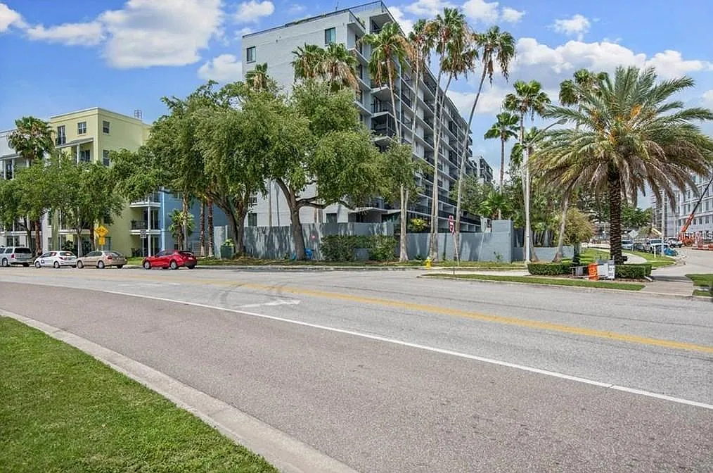 1 bed, 1.5 bath, 836 sqft, $2,100 — Photo 3