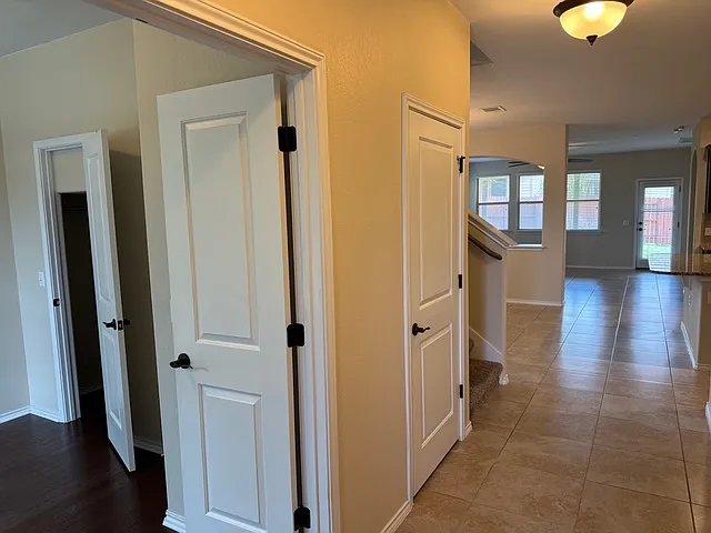 5 bed, 3.5 bath, 2698 sqft, $2,795 — Photo 2