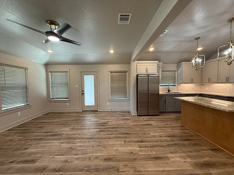 109 W Louisiana St — Photo 16