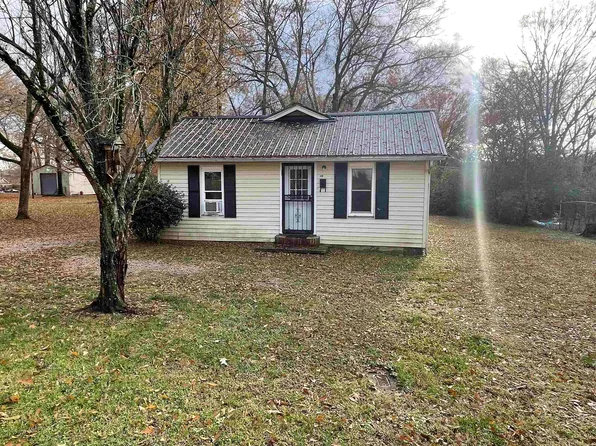 341 Highland Dr, Selmer, TN 38375