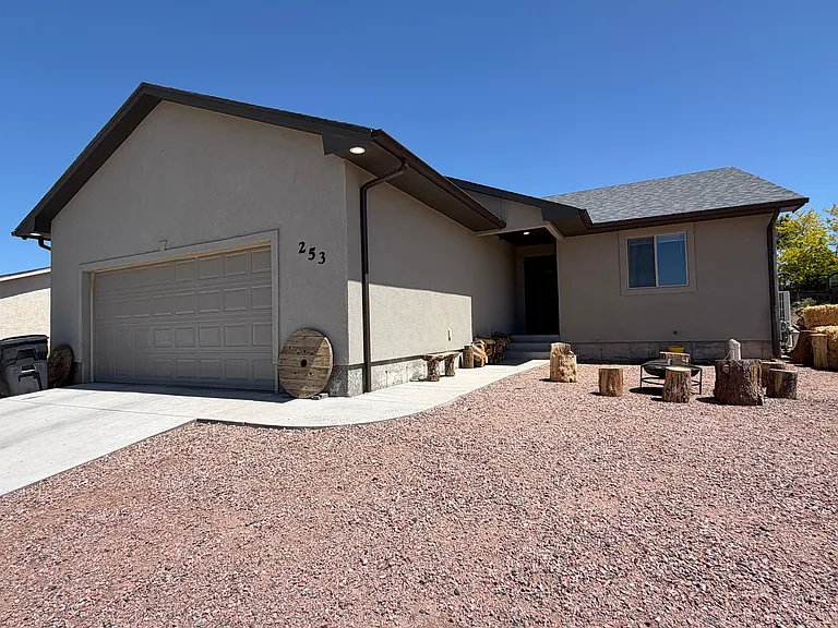 253 W Laurue Pl — Photo 1