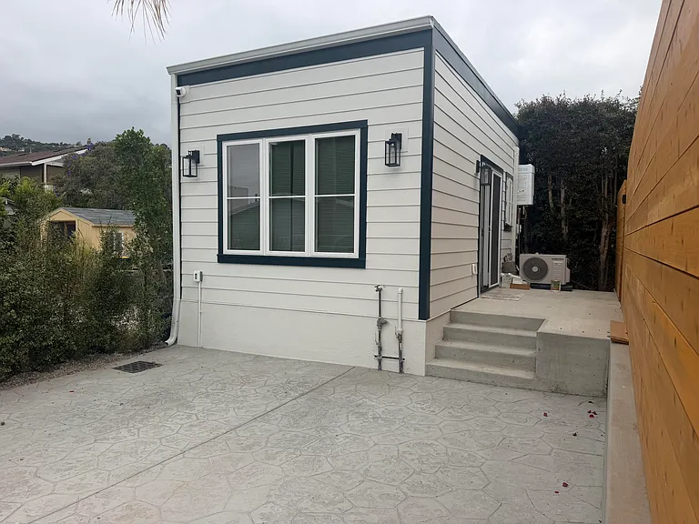 915 E Cota St #STUDIO — Photo 2