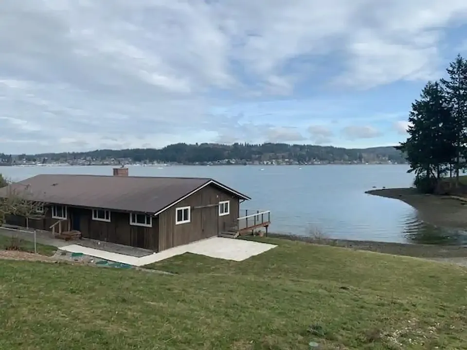 300 NW Lundquist Ln