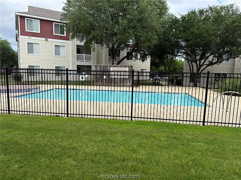 527 Sw Pkwy #104 — Photo 1