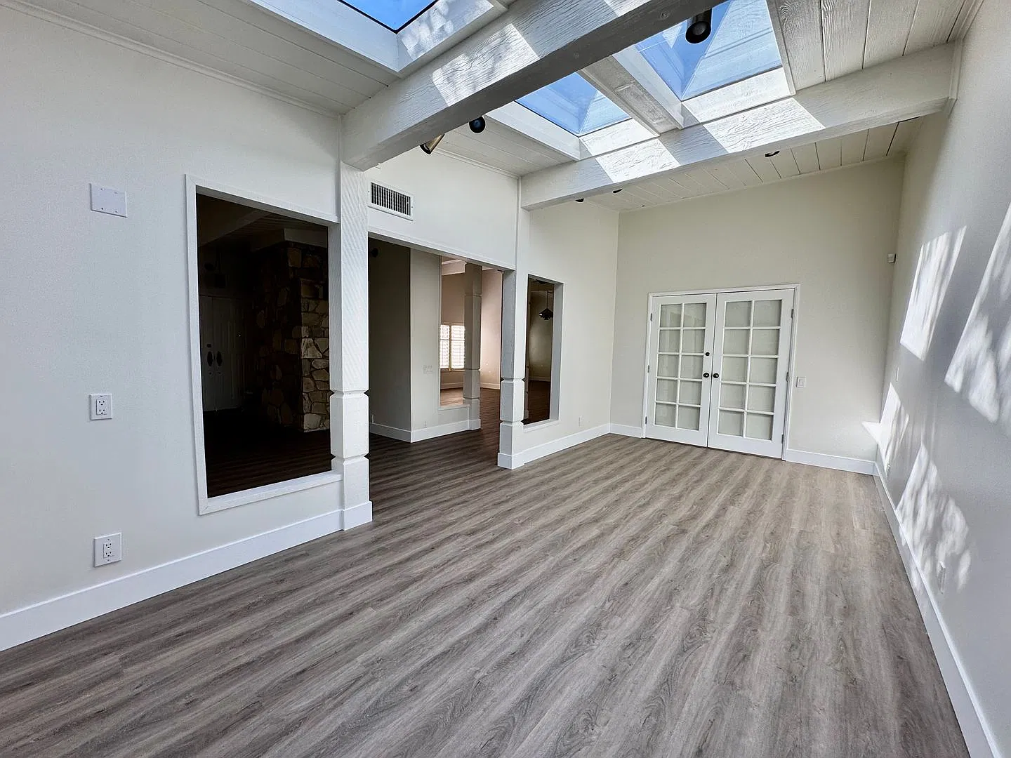 Spacious 4Bed/3Bath Home With 3 Car Garage Available Now! — Photo 1