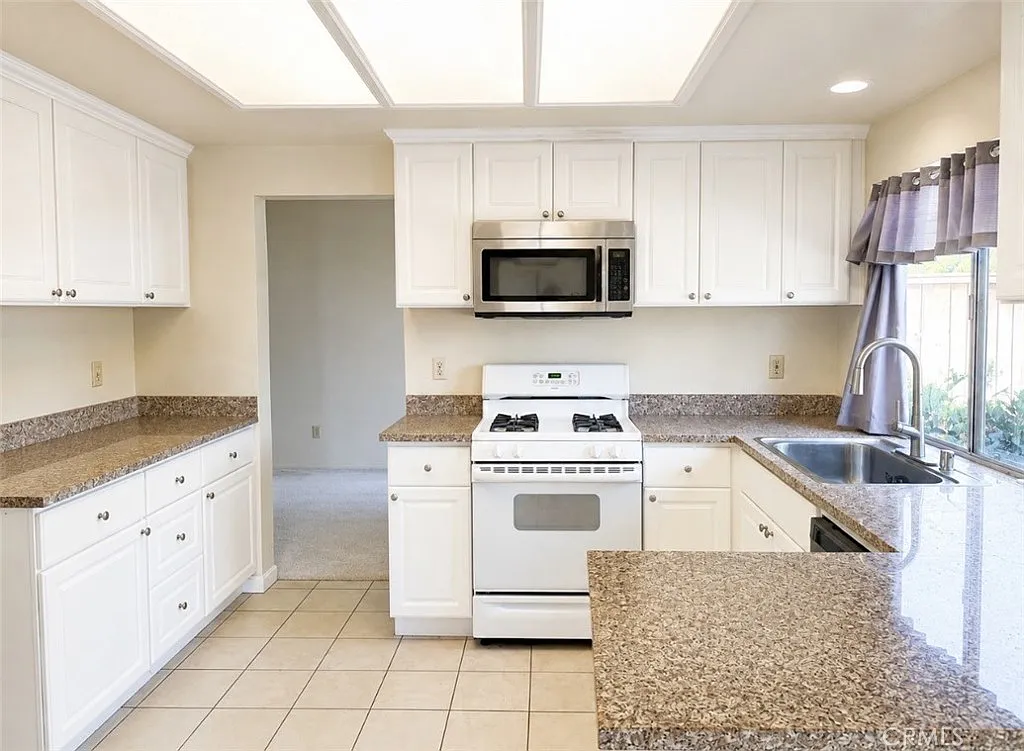 4 bed, 2.5 bath, 1744 sqft, $3,100 — Photo 2