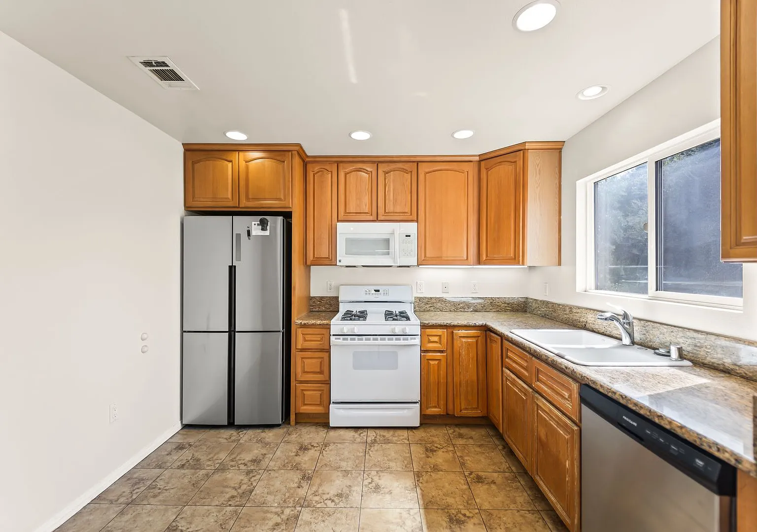 Charming, Light-Filled 3-Bedroom, 2-Bathroom Home in Altadena — Photo 4