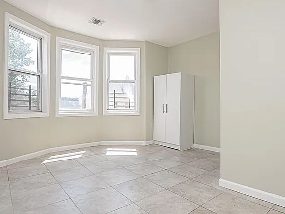 3rd image of 96 Eaton Pl #4