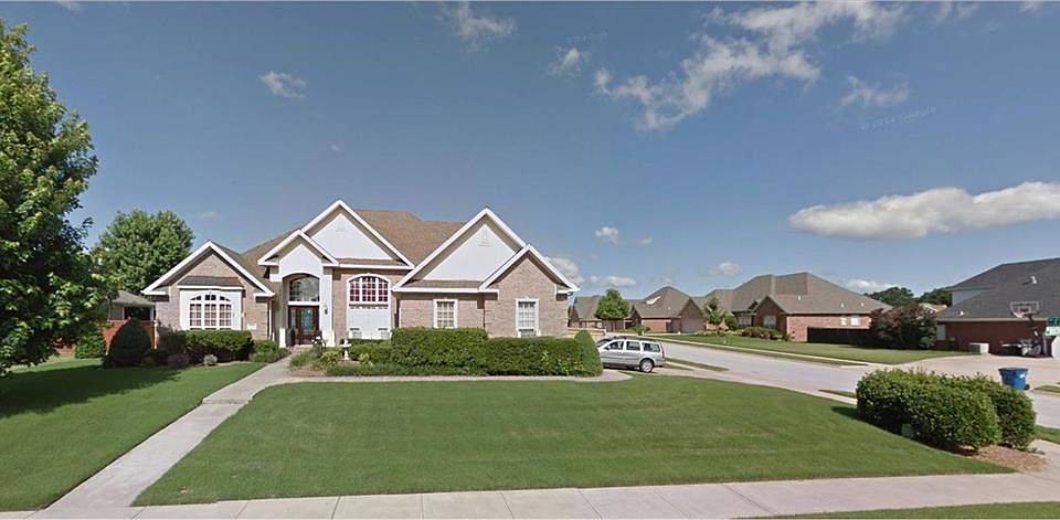 1st image of 1219 NE Buckingham Blvd