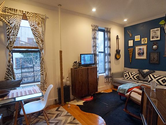 5th image of 310 12th St APT 9