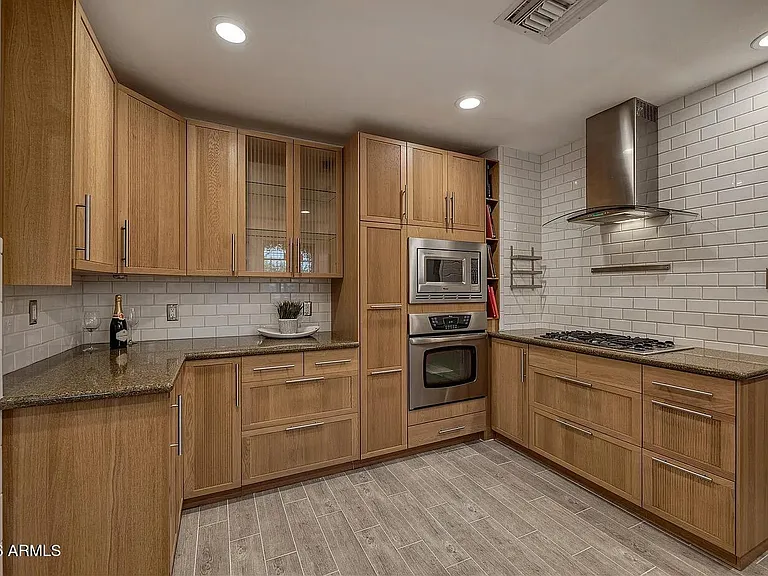 705 W Wilshire Dr — Photo 7