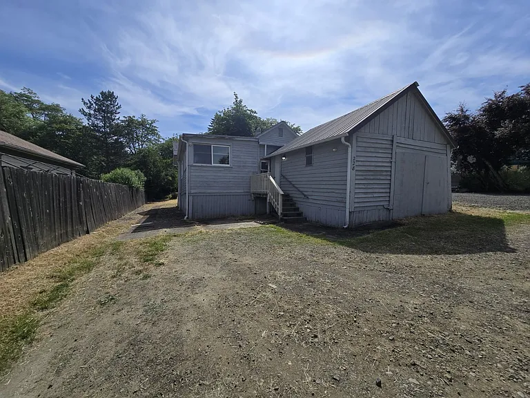 228 SE Pitzer St — Photo 2