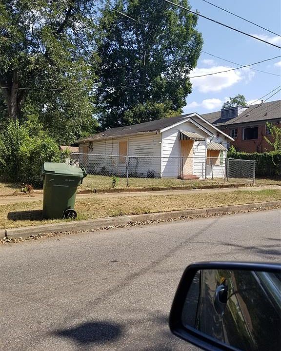 2nd image of 2302 Winona Ave