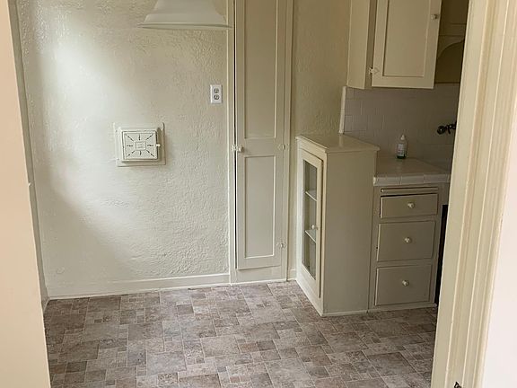 3rd image of 448 N Sierra Bonita Ave #4