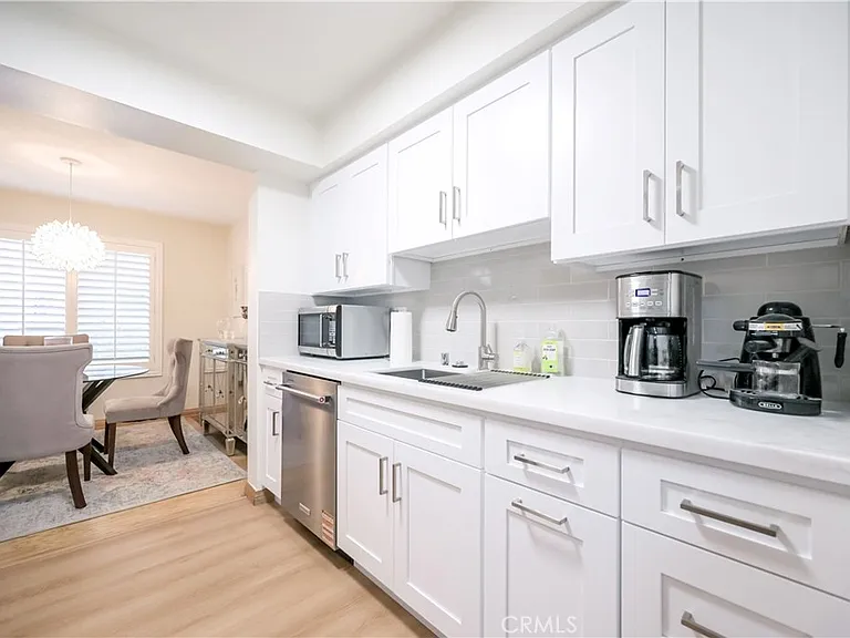 4425 Whitsett Ave — Photo 14