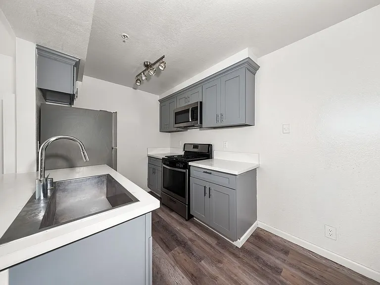 12914 Doty Ave — Photo 8