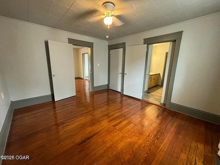 807 W 2nd St — Photo 6