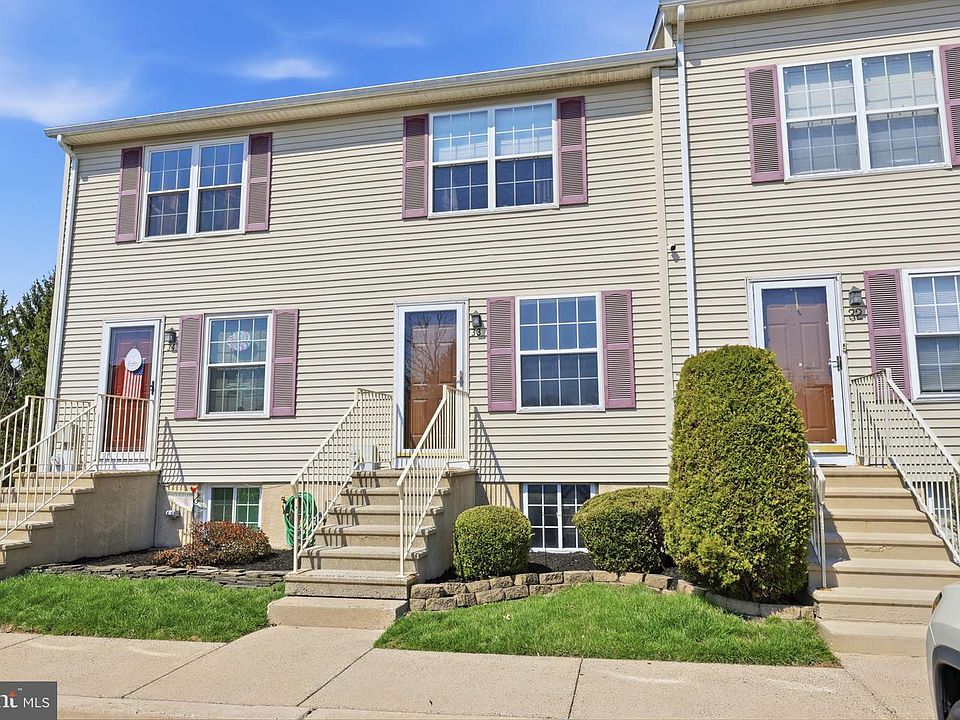 1st image of 33 Carriage Knoll Ct