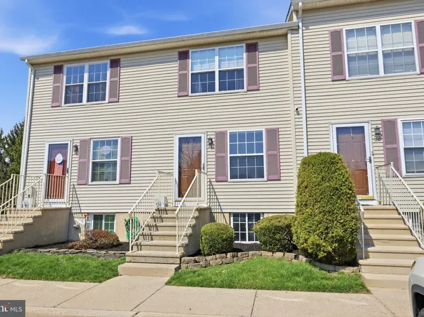 33 Carriage Knoll Ct, Langhorne, PA 19047
