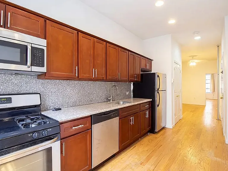 168 21st St #2C — Photo 2