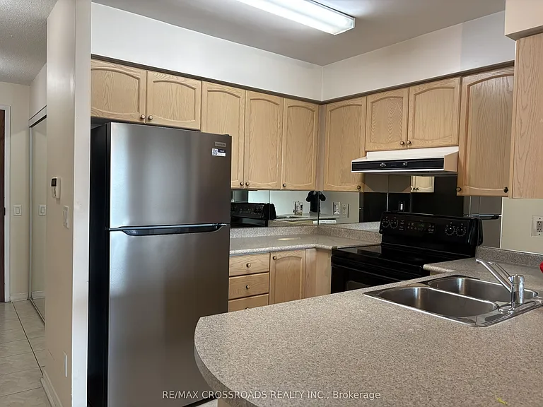 23 Oneida Cres #801 — Photo 2