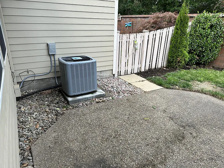 330 E College St — Photo 43