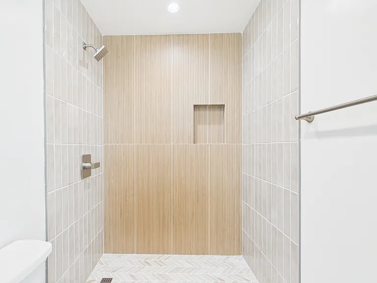 1126 W Redwood St — Photo 10