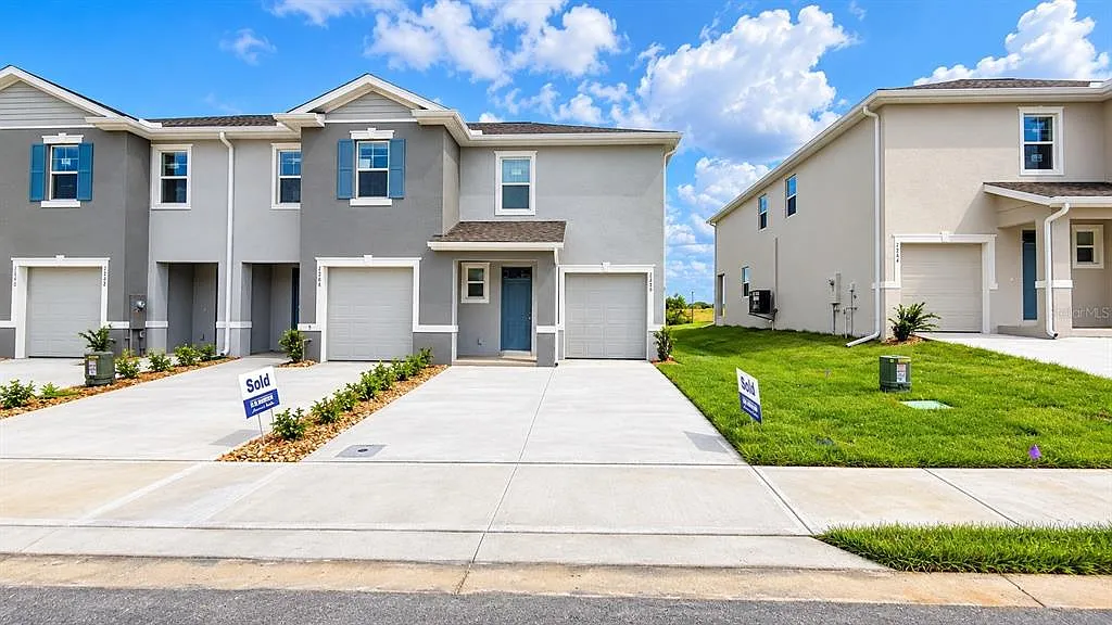 3 bed, 2.5 bath, 1689 sqft, $1,900 — Photo 2